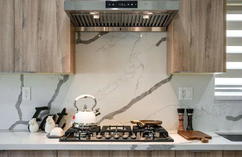 Cozy Modern Home w Full Kitchen & Parking - Foto 19