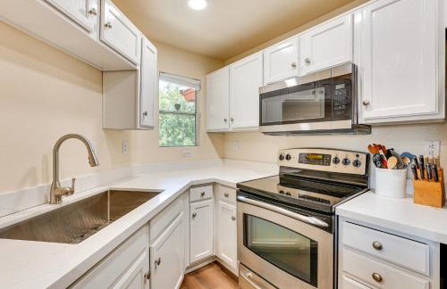 Getaway with Balcony and Spa 13 Mi to Old Town - Foto 9