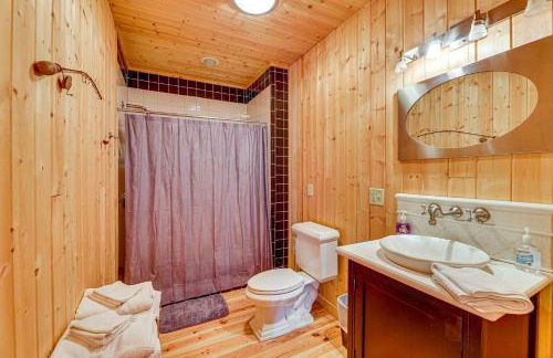 15 Mi to Snowshoe Resort Cabin with Deck and Fire Pit - Foto 17