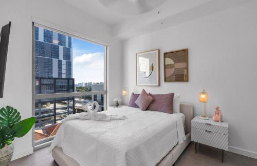 Miami Magic Vibrant 2 Bedroom with Free Parking - Photo 12