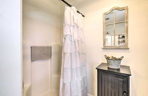 Renovated Farmhouse w Mountain Views and Fire Pit - Foto 32