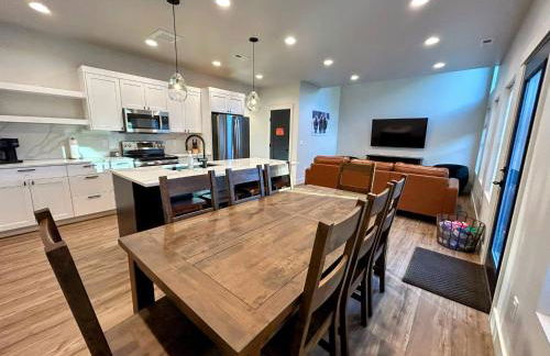 Peaks & Pines Modern Gem, 2 Kings, Bunks, Hot Tub, Walkable, Kid's Cove - Foto 4