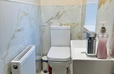 Modern 4BR House with Parking, 8 Mins to Gatwick Airport - Foto 43