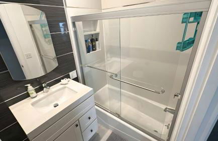 Oak Manor - Chic & Stylish 2BR Apartment Retreat - Photo 35