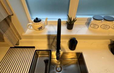 Redwing Retreat Bicester Village - Stylish Retreat Steps from the Shops - 2 Bed House with Garden and Parking - Foto 48