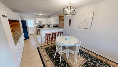 Steps to the Pool 1 Bedroom Sleeps 4 by RedAwning - Foto 3