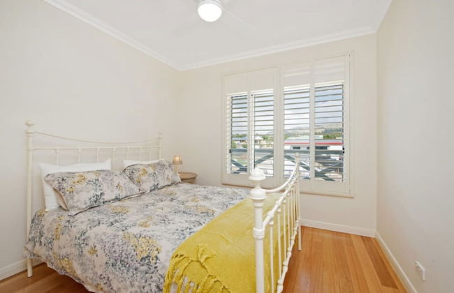 Hampton on Apollo - Ocean Mountain View Creekside Retreat Pet Friendly Free EV Charger Fireplace Wood Supplied During Winter - Photo 13