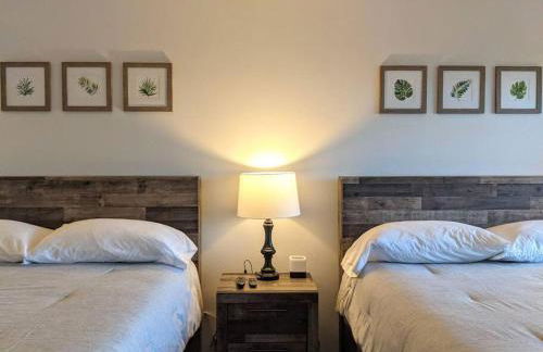 Cute Lower Level Cedar Lodge Room with Balcony & Lake Views! - Foto 8