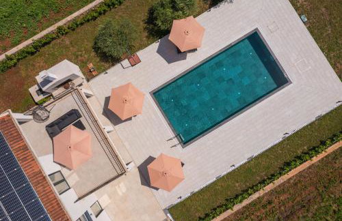 Green & Blue Five Bedroom Villa with Private Pool and Complete Privacy - Photo 44