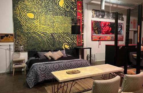 SPACE CASTLE: a 1950s Gas Station transformed into an Art Themed Wonderland - Foto 27