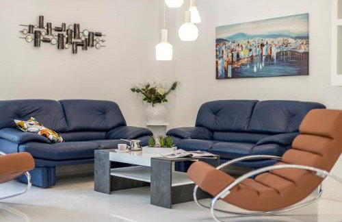 Luxe villa with pool, jacuzzi, and sauna - Foto 19