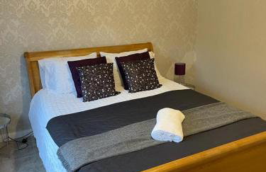 Charming 3-Bed Home Comfortable Stay in Coalville - Photo 1