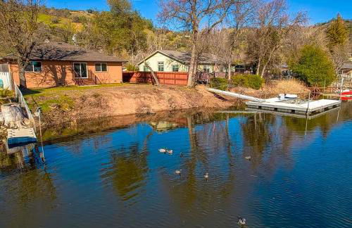 Lakefront Retreat • Private Yard + Fireplace - Foto 10