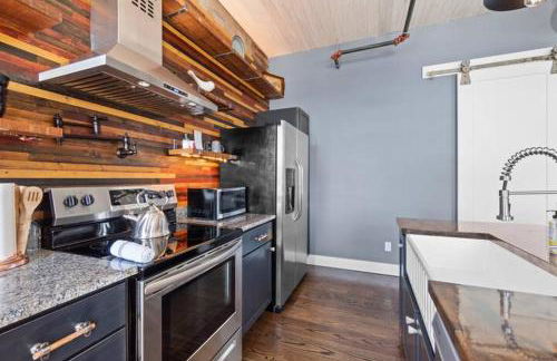 Downtown Urban Loft above Restaurants - Photo 9