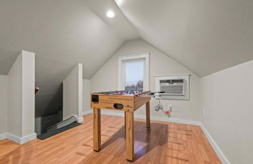 2-Story Stay with Game Lounge & Free Parking Spots - 5 mins to NYC Train - Foto 12