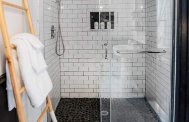 The Swiss Hill Farmhouse - 5 Bedrooms w Hot Tub - Foto 23