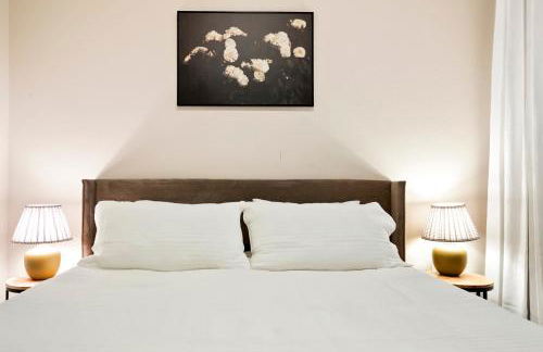 Unbeatable Location Golden Condo - Walk Everywhere - Photo 13