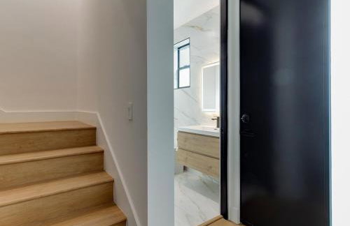 Modern Luxe Retreat Four-Bedroom - Photo 24