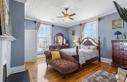 Queen Bed Escape. Near Dining and Main Street - Photo 1