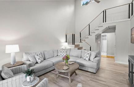 Lakefront Home w Pool, Dock, Fire Pit & Game Room Sip, Sip Away by Avantstay - Foto 46