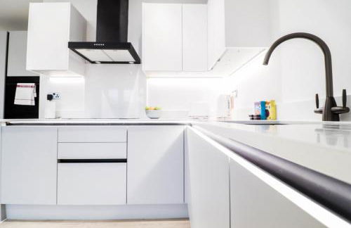 The Kingsmead Loft - Stylish 1BR Top Floor Apt with King or Twin Beds & Free Secure Underground Parking, Central High Wycombe HP13, Sleeps 3 - Foto 29