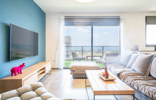 Vibrant Seaside Stay with Balcony by Sea N' Rent - Foto 1