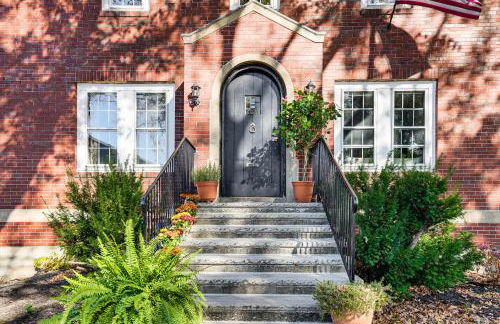 Walk to Constitution Beach Mid-Century Boston Gem - Foto 23