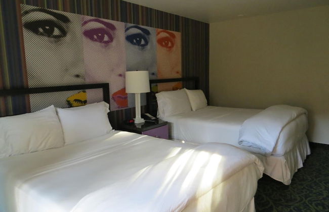 7 Springs Inn & Suites - Photo 9