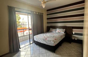 PRAIA DO MORRO - 2 QUARTOS - Apartamento 3 min do mar á pé - Garagem coberta e livre - WI FI - Foto 1