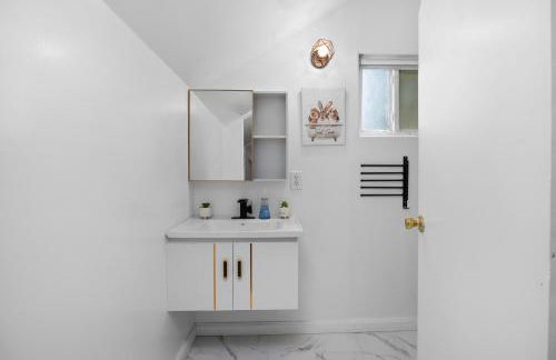 Pasadena Charming Vacation Home with Hot Jacuzzi - Photo 7