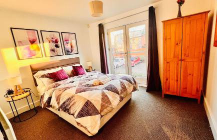 Birmingham City Centre Apartment with Parking - Photo 1