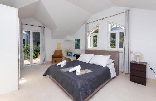 VILLA PHILIPPA - luxurious five-room villa - idyllic location - first row to the sea - spectacular view of the sea bay - unforgettable sunsets - 15 minutes from Supetar ferry port - free parking - private heated pool - Foto 69