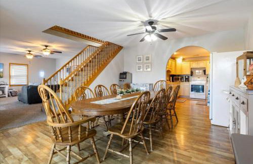 Lakefront Family Retreat w/ Views, Boat Slip - Foto 14