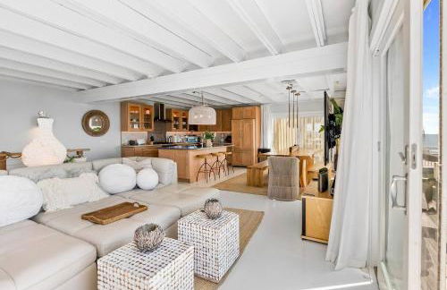 Surfside Villa by Rove Travel - Oceanfront Home with Hot Tub - Foto 8