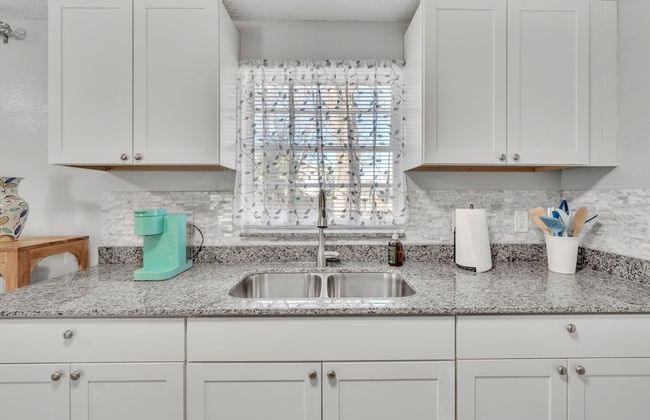 Serenity Retreat: Charming Home Near Attractions! 3 Bedroom Home by RedAwning - Foto 12