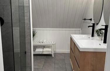 Italy Inspired Lakeview Chalet with Hot Tub - Foto 12