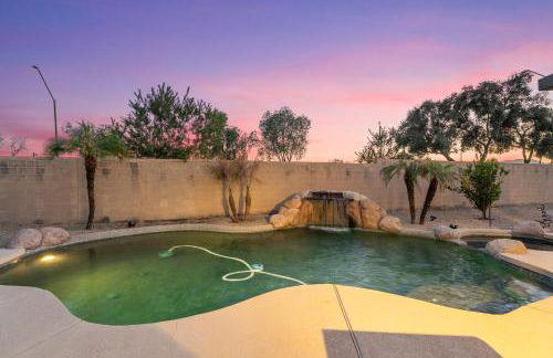 Swim, Golf, Grill and Chill! Surprise Group Getaway - Foto 27