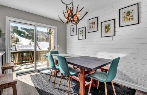 Modern Townhome with Decks Fireplace & Mountain Views - Foto 35