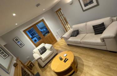 Spacious 2BR Apartment - Sleeps 4 - Parking & Pets - Coast Serviced Apartments - Enquire for Trade & Long stays - Photo 9