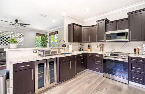 Luxury Tropical Living , 4BR w Backyard Pool Oasis - Foto 14