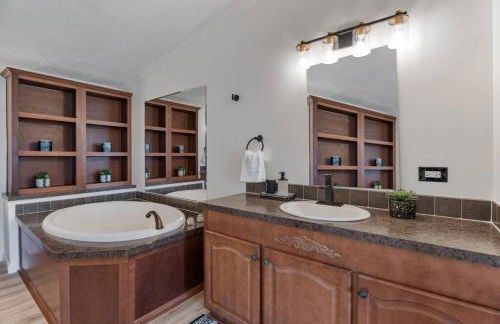 Bliss of Burdett on the Seneca Wine Trail w Hottub and Barbecue - Foto 38