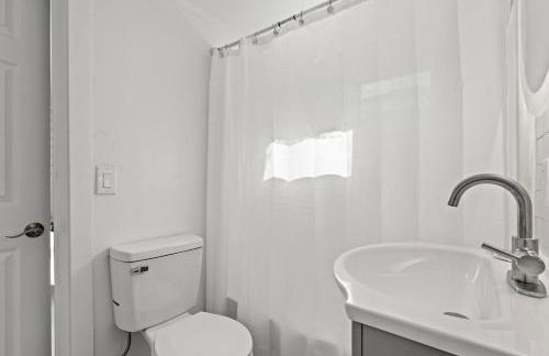 Sunshine House #2-Selfie-Friendly - Steps to Beach - Foto 23