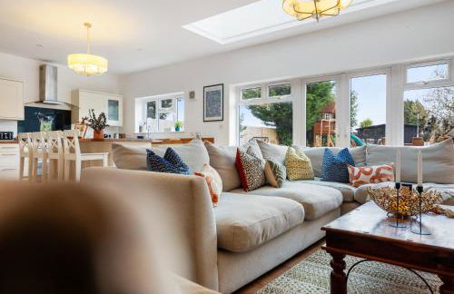 LONG TERM STAY SPECIAL OFFER AVAILABLE! 5-Bedroom Spacious, Stunning Design, Sociable Areas & Cosy House Near South Downs Park, Sleeps 11 with GAMES Room, PRIVATE PARKING and GARDEN - by Blue Puffin Stays - Foto 38