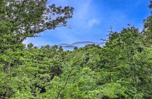 Peak-a-Blue Cabin - Watch Movies from Hot Tub, Mountain View, Bigfoot Bunker Game Room, Fire Pit, Oversized Deck, Screened-in Porch - Foto 29