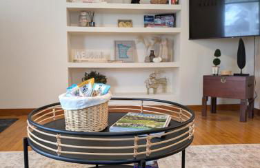 Elegant Linden Hills Home Family-Friendly Walk to Lake - Foto 26