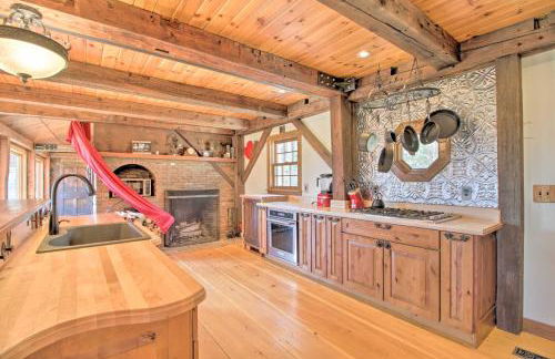 Timeless Red Sox Retreat with Scenic Mountain Views! - Foto 11