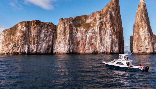 Excursión a Roca León Dormido - Foto 4, El barco navegando junto a León Dormido