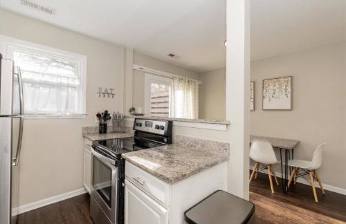 Private, Updated Townhouse in DT Apex - Foto 10