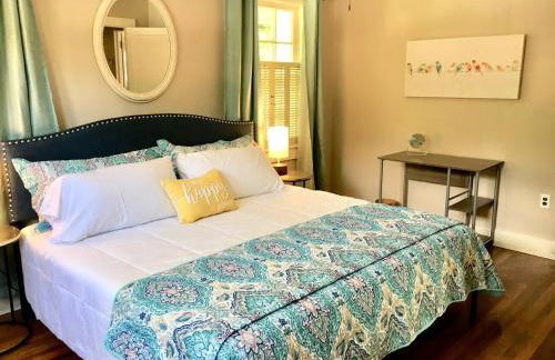 KING BED Family Friendly Cottage - Walk to Zoo & Waterpark - Near Downtown & Midtown - Foto 8