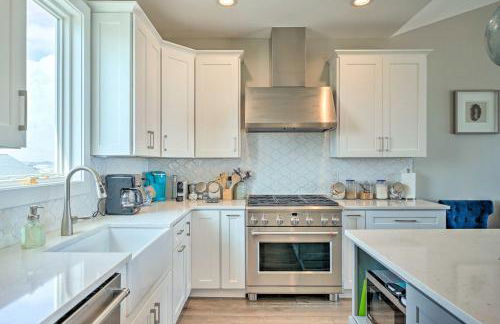 Beachfront Oasis with 2 Large Decks, BBQ and Views! - Foto 8